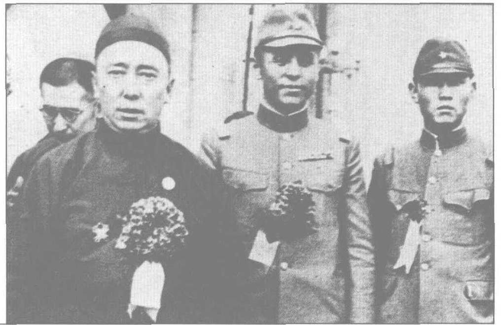 1937年10月，侵华日军炮制的“蒙古联盟自治政府” 成立，后改为“蒙疆联合自治政府”。图为伪蒙疆联合自治政府主席德穆楚克栋鲁普(左1)